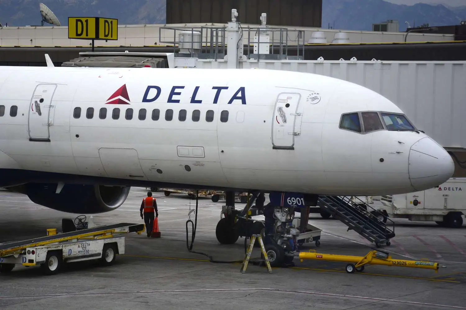 Drunk Delta Passenger Sexually Assaulted Mom and Teen Daughter on 9-Hour 'Nightmare' Flight: Lawsuit