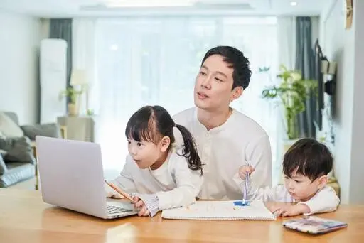 Men taking parental leave surpass 30% for 1st time in Korea