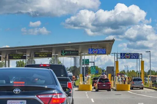 Canadians crossing U.S. land borders will now be photographed | National