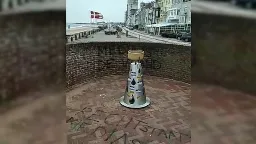 Slavernijmonument Vlissingen dag na onthulling beklad