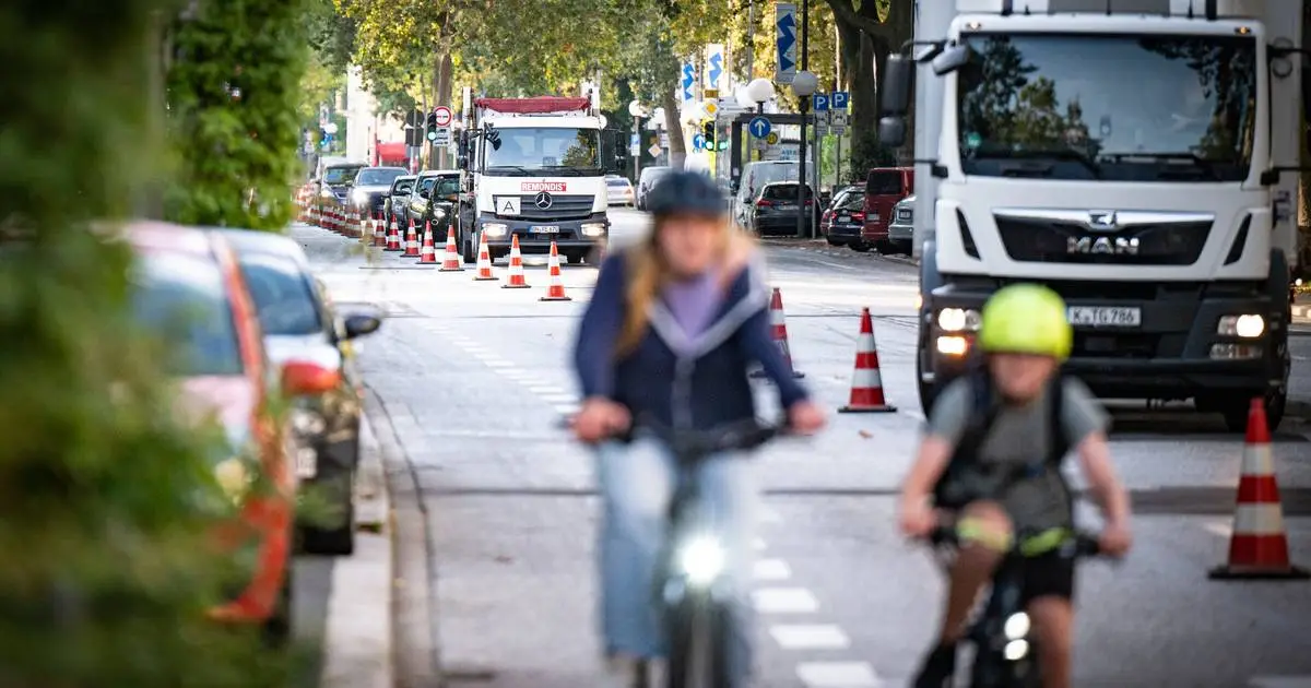 Protest gegen Pläne der Stadt: Dutzende Autos belegen Außenspur der Adenauerallee