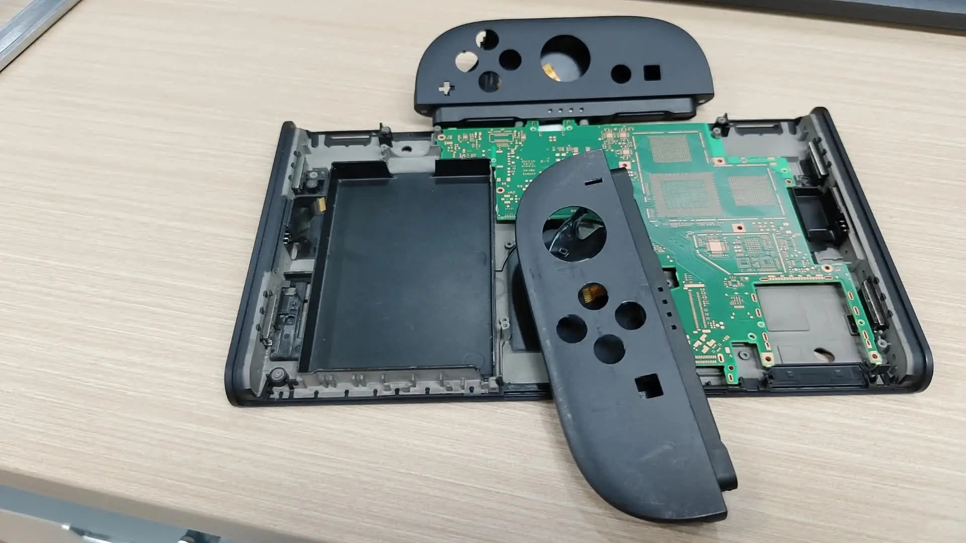 Leaked Nintendo Switch 2 chassis "almost certainly real," analysts say