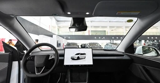 Elon Musk says Tesla drivers can text while driving, but they absolutely should not