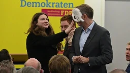 Im Video: FDP-Chef Lindner bei Wahlkampfauftritt von Linken-Mitglied mit Torte aus Schaum attackiert