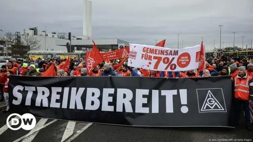 Volkswagen workers strike at factories across Germany – DW – 12/02/2024