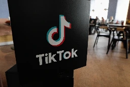 Noul trend de pe TikTok-ul românesc: live-urile „NPC”. Creatorii stau ore întregi live și se comportă ca niște personaje din jocuri video