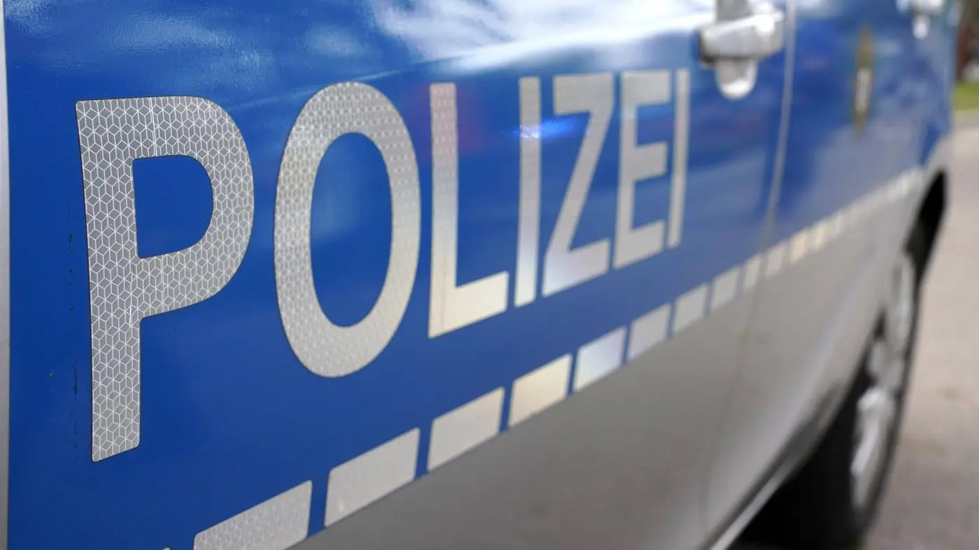 Mit Naziparolen und Hitlergruß: Gruppe in Sachsen überfällt Paar in Wohnung und attackiert Polizei