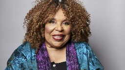 Roberta Flack, Grammy-winning ‘Killing Me Softly’ singer with an intimate style, dies at 88