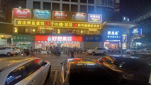 4K HD photos that mom sent me (read: blurry like driving in rain without windshield wipers lmfao)
