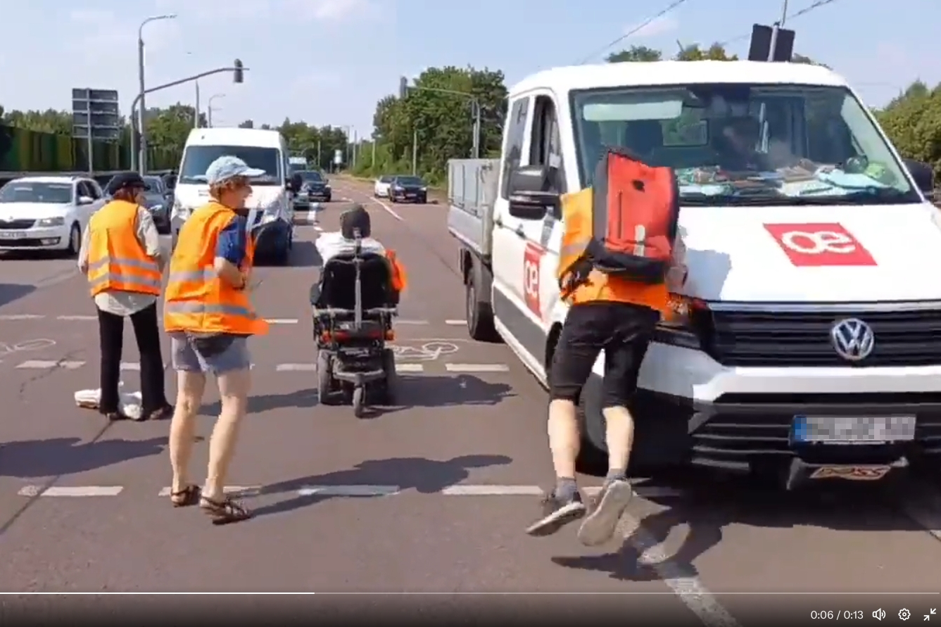 Autos als Waffe: Kleintransporter fährt in Halle einen Aktivisten der „Letzten Generation“ an