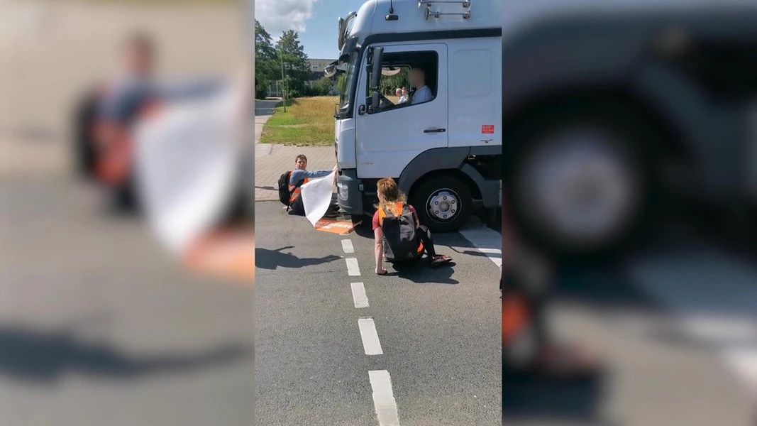 Video: Lkw schiebt Klimaaktivisten der "Letzten Generation" in Stralsund vor sich her