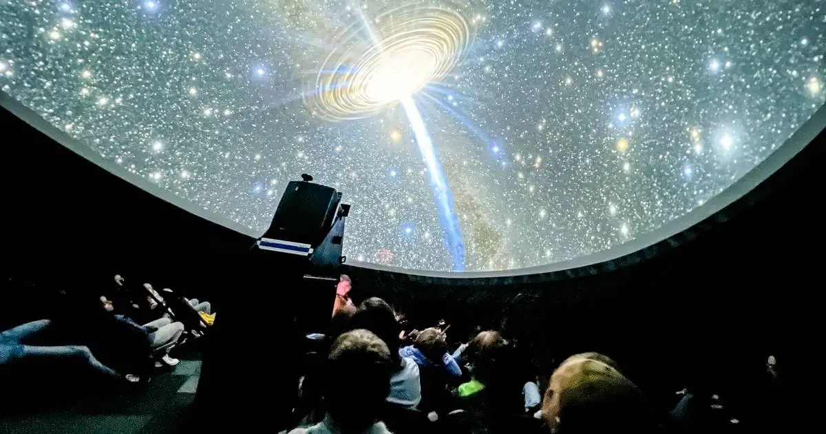 Das All erforschen: Das mobile Planetarium besucht Bonn