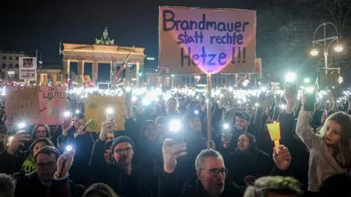 Brandenburg Berlin: Zehntausende Menschen demonstrieren in Berlin gegen Rechtsruck