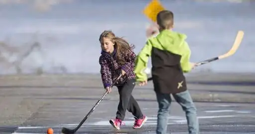 Mississauga, Ont. upholds ban on street sports, including hockey and basketball