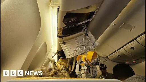 Singapore Airlines: Passengers recall horror onboard flight