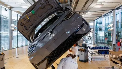 Germany news: Automakers see worst profits since 2009 – DW – 12/15/2025