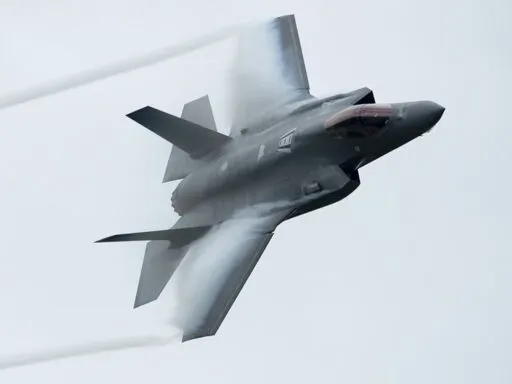 Defence analysts warn U.S. will control key systems on F-35 fighter jets, putting Canada at risk