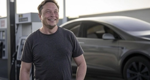 "Basta con l'ecologismo woke", Elon Musk annuncia la Tesla a benzina