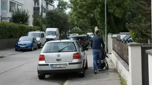 München: Parken auf Gehwegen soll erlaubt werden - welche Voraussetzungen es gibt