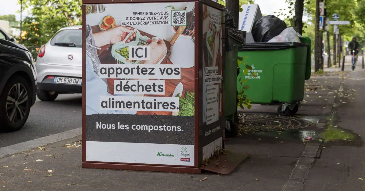 Vu des États-Unis. Un cheval collecteur de compost en banlieue parisienne